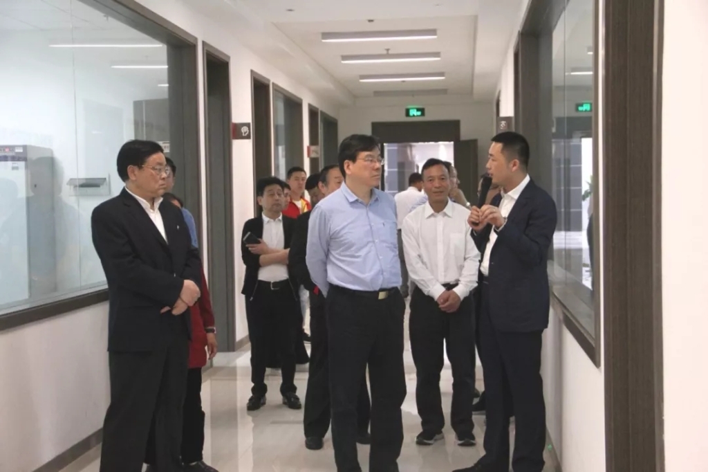 湖南省政協(xié)副主席、湖南省工商聯(lián)主席張健帶隊(duì)來(lái)到湖南賓之郎食品科技有限公司調(diào)研